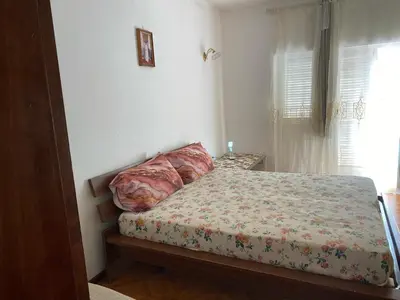 a bedroom with a bed and a window at Apartamento em Monte in Mindelo