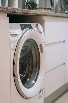 a washing machine in a kitchen next to a counter at Cantinho dos Dias in Espargos