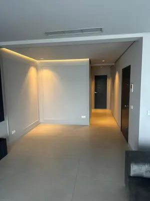 an empty hallway with a large white wall at Boa Vista Apartment in Prainha