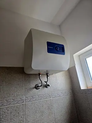 a toilet in a corner of a room at T0 Bounty in Santa Maria