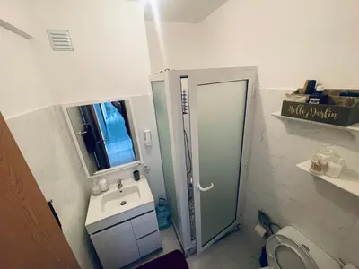 a small bathroom with a shower and a sink at Dormir à Praia Cap vert autour de l'aéroport in Praia