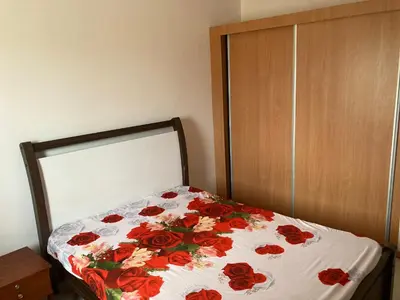 a bed with red roses on it in a bedroom at Prédio IFH Maio in Vila do Maio