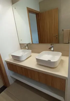 a bathroom with two sinks and a mirror at o som das ondas in Praia
