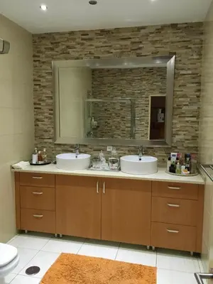 a bathroom with two sinks and a mirror at Duplex Avenida Ilhéu Santa Maria, Palmarejo in Praia