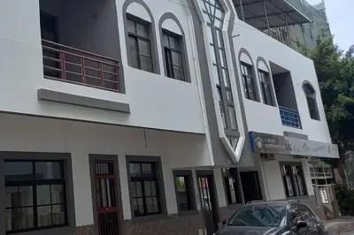 a car parked in front of a building at Essencia Sterra in Praia