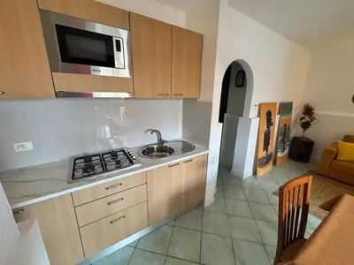 a kitchen with a sink and a microwave at Holiday Properties Djadsal Pirata - Wi-fi in Santa Maria