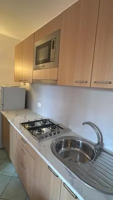 a kitchen with a stove and a microwave at Holiday Properties Djadsal Pirata - Wi-fi in Santa Maria
