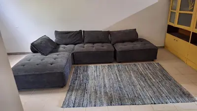 a living room with a couch and a rug at Kaza Manata in Praia