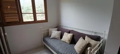 a couch with pillows on it in a room with a window at Casa Azul in Paul