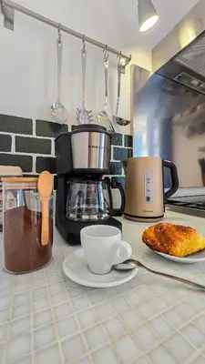 a kitchen counter with a coffeemaker and a coffee maker at Casa Albacora in Sal Rei
