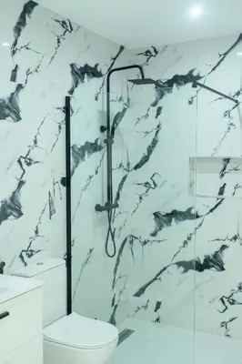 a bathroom with a black and white marble wall at Edifício Yes, Luxury 2 Bed Apartments, Praia, Cape Verde with Balcony and AC in Praia