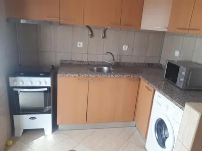 a kitchen with a sink and a washing machine at Avenida NHU SANTIAGO in Santa Cruz