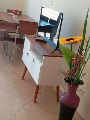 a desk with a mirror and a vase with a flower at Avenida NHU SANTIAGO in Santa Cruz