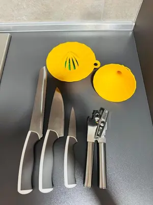 a group of knives in a drawer with yellow hats at Estúdio com vista Praça do Presidente in Santa Maria