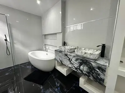 a bathroom with a sink and a shower and a toilet at Belle maison Cosy et Moderne in Praia