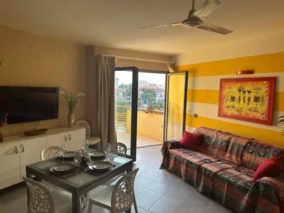 a living room with a couch and a table at Brisa Meridiana in Santa Maria