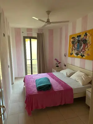 a bedroom with a bed and a painting on the wall at Brisa Meridiana in Santa Maria