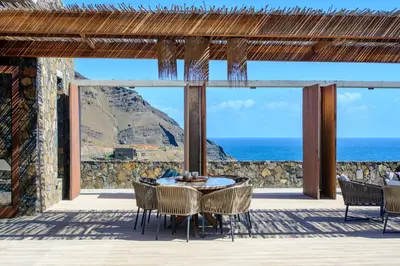 a patio with a table and chairs and the ocean at Casa Vinti9 in Mindelo