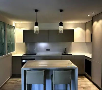 a kitchen with a table and chairs in it at Sunshine Gold Spot in Santa Maria