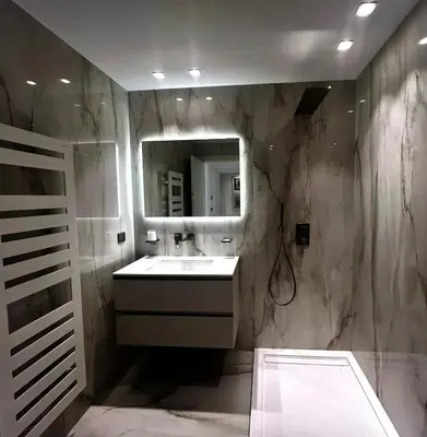 a bathroom with a sink and a mirror at Sunshine Gold Spot in Santa Maria