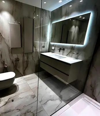 a bathroom with a sink and a mirror at Sunshine Gold Spot in Santa Maria