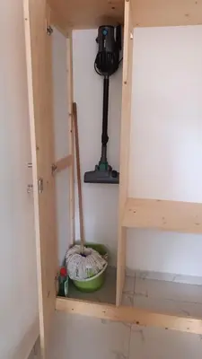 a wooden shelf in a room with a bowl at Studio Sol e Sal in Santa Maria