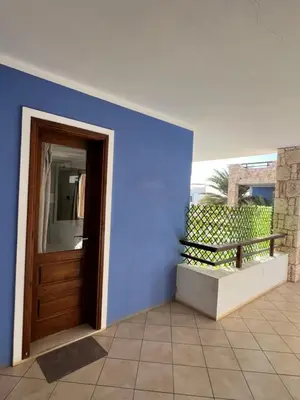 a room with a blue wall and a wooden door at Ca' Zen in Sal Rei