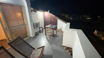 a room with a balcony with a table and chairs at Casa Rosa Sal in Santa Maria