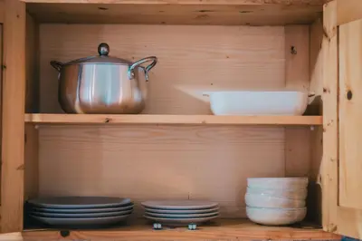 a shelf with a pot and plates and bowls at Maluhia Home - Maio in Calheta Do Maio