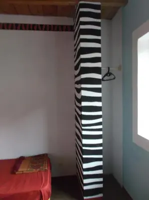 a pole in a room next to a bed at Misurino in Paul