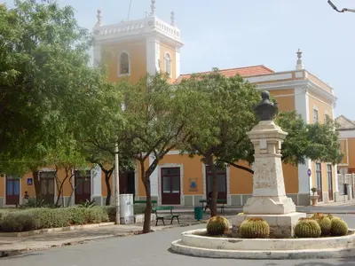a building with a statue in front of a building at Villa Halcyon Caboverde in Cidade Velha