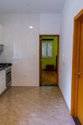 an empty kitchen with green and white walls at Casa Sams in Paul