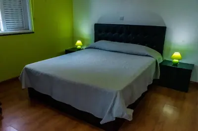 a bedroom with a large bed with two lamps at Casa Sams in Paul