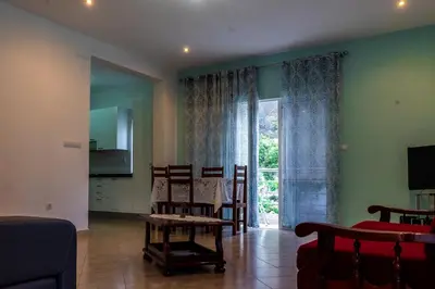 a living room with a table and chairs and a window at Casa Sams in Paul