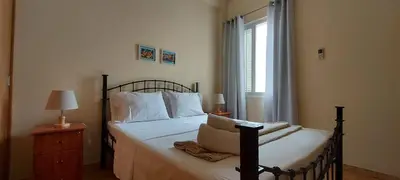 a bedroom with a bed and a window at Apt. Idilfa in Praia