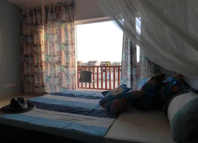 a bedroom with a bed with a window at EMPFEHLUNG der MEERJUNGFRAU in Sal Rei