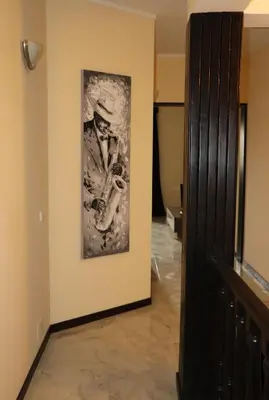 a painting of a man playing a saxophone on a wall at Apartamento Preguiça in Espargos
