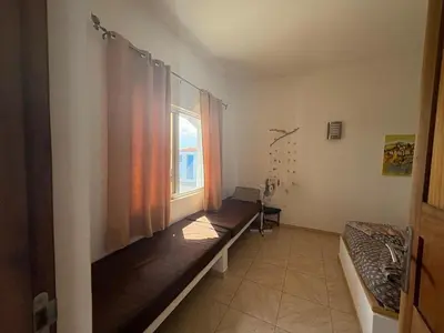 a room with a bench and a window in it at Casa Branca in Porto Novo
