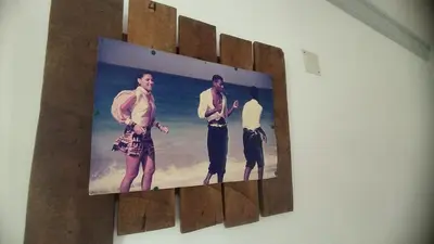 a picture of three men hanging on a wall at Wahnon Guesthouse in Paul