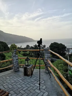 a camera on a tripod with a view of the ocean at Kaza Ladera in Seladinha
