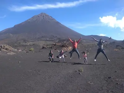 a group of people jumping in front of a mountain at Ciza e Rose in Portela