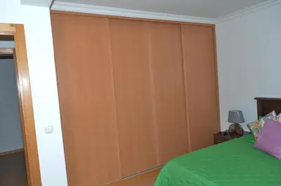 a bedroom with a large wooden wall at Apartamento Ireny in Praia