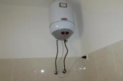 a light in the corner of a bathroom at Rooming house in Espargos