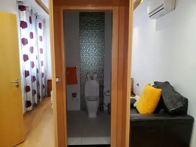 a bathroom with a toilet in a room at Apto Duarte T2 in Praia