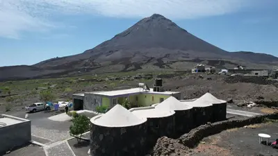 a mountain in the distance with a building in the foreground at Casa helena in Portela
