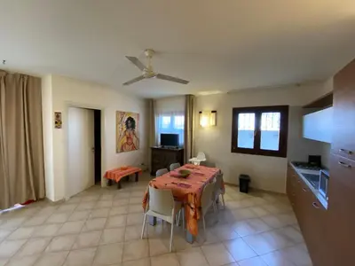 a kitchen and dining room with a table and chairs at Zen House Tropical in Santa Maria
