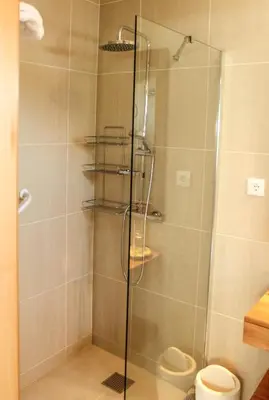 a bathroom with a glass shower with a toilet at Mister Barracuda in Santa Maria