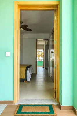 a hallway with a door leading to a bedroom at Mister Barracuda in Santa Maria