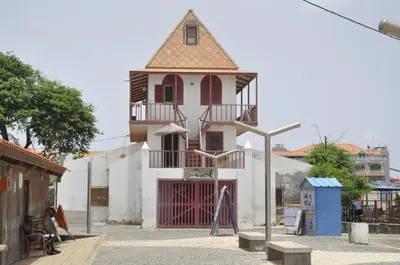 a small white building with a roof at Apartamento Moradias Djadsal C01 próximo à Praia de Santa Maria in Espargos