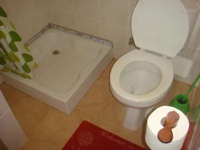 a bathroom with a toilet and a bath tub with at Akwaba chambre double et salle de bain privative in Morro